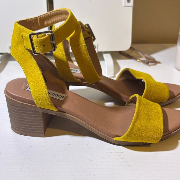 Steve Madden Mustard Yellow Sandals - Picture 3 of 5